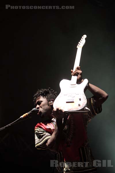 BLOC PARTY - 2009-08-28 - SAINT CLOUD - Domaine National - Scene de la Cascade - Rowland Kelechukwu Okereke